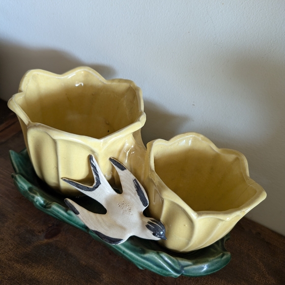 Vintage McCoy Ceramic Double Planter Yellow Tulips and Swallow Midcentury - Picture 5 of 12